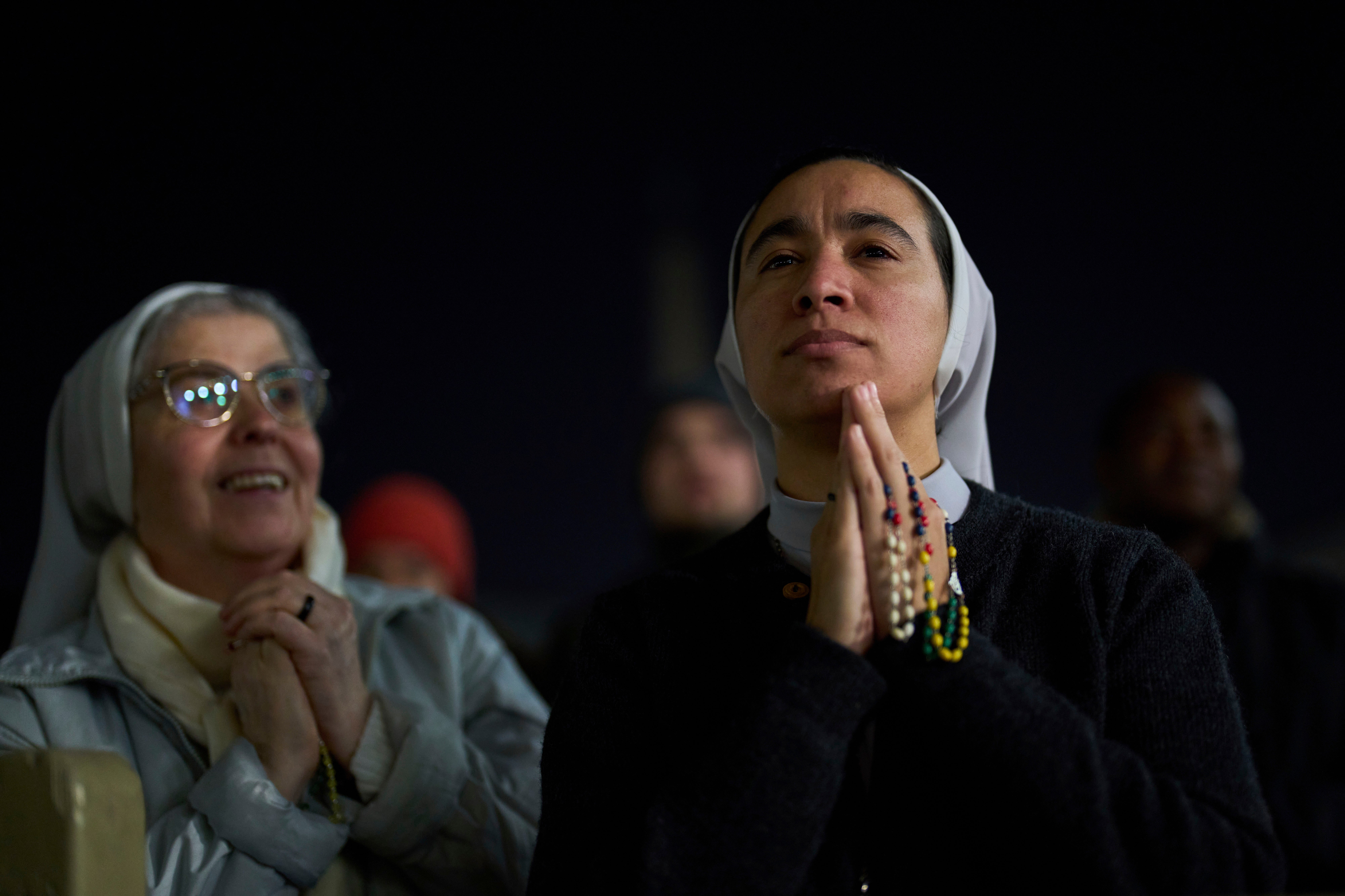 Nuns na Trgu svetog Petra Slušajte snimljenu poruku pape Franje