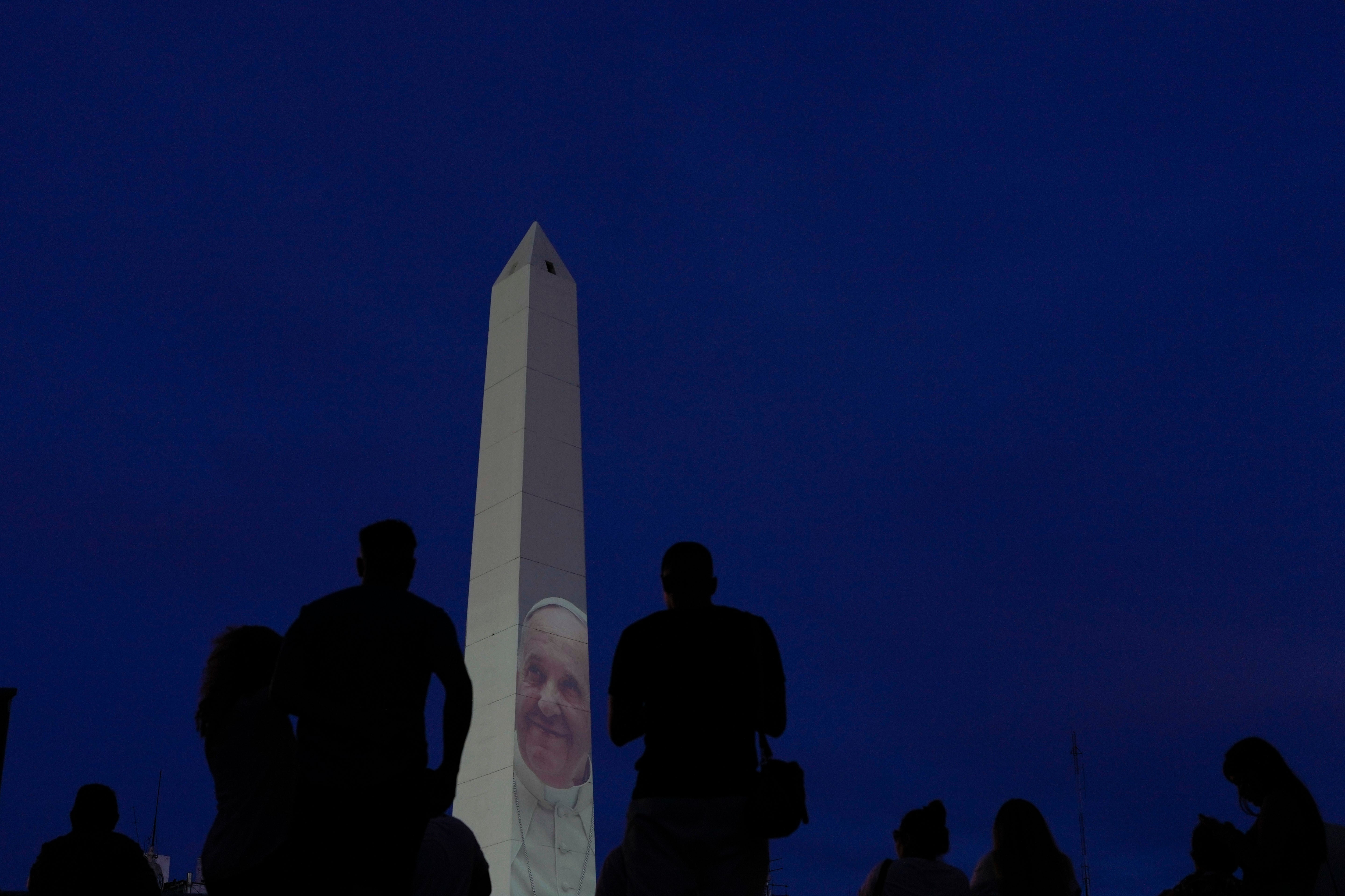 Francisova fotografija projicirana je na Obelisco de Buenos Aires dok se bori protiv upale pluća u bolnici