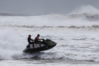 Jet Ski sa surferima se kreće preko rekordnih valova na plaži Kirra, dok je vanjski obrub tropskog ciklona Alfred počeo udarati u Istočnu Australiju