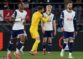 AZ Alkmaar 1-0 Tottenham: Side Ange Postecoglou trpi udarac Europa lige nakon što je gol komedije vidio kako Spursi padaju na prvu nogu poraz