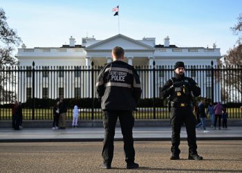 Agenti tajne službe pucaju čovjeka naoružanog BB pištoljem izvan Bijele kuće