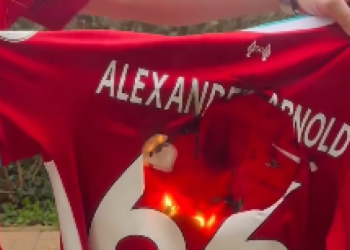 Aleksandar-Arnold do stvarnog? Infurial obožavatelj sagorijeva svoju košulju