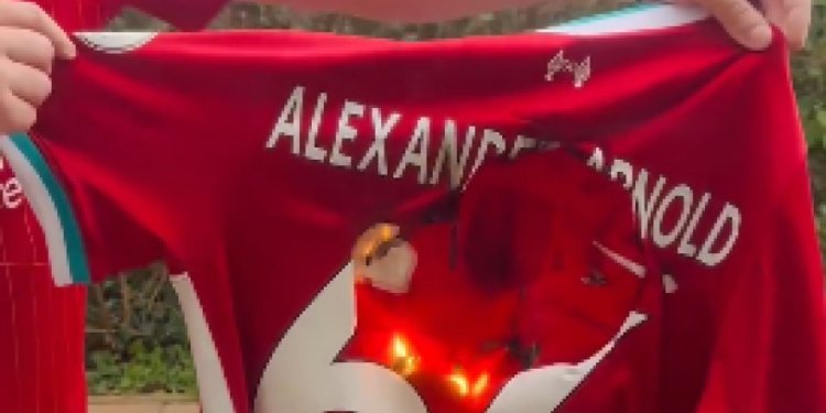 Aleksandar-Arnold do stvarnog? Infurial obožavatelj sagorijeva svoju košulju