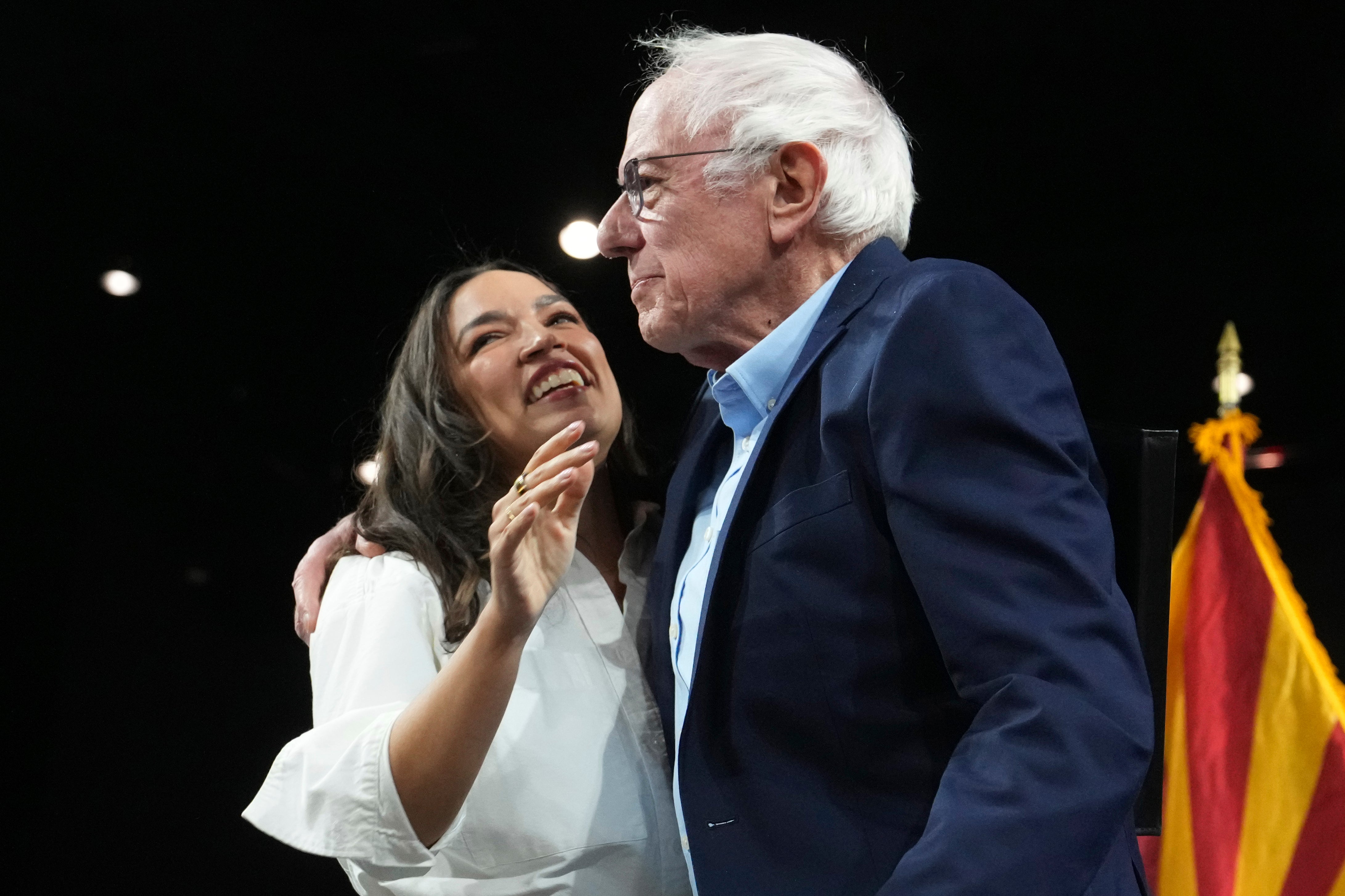 New York Rep. Alexandria Ocasio-Cortez, Dn.Y. Pozdravlja senator Vermont Bernie Sanders, dok stiže govoriti tijekom turneje 