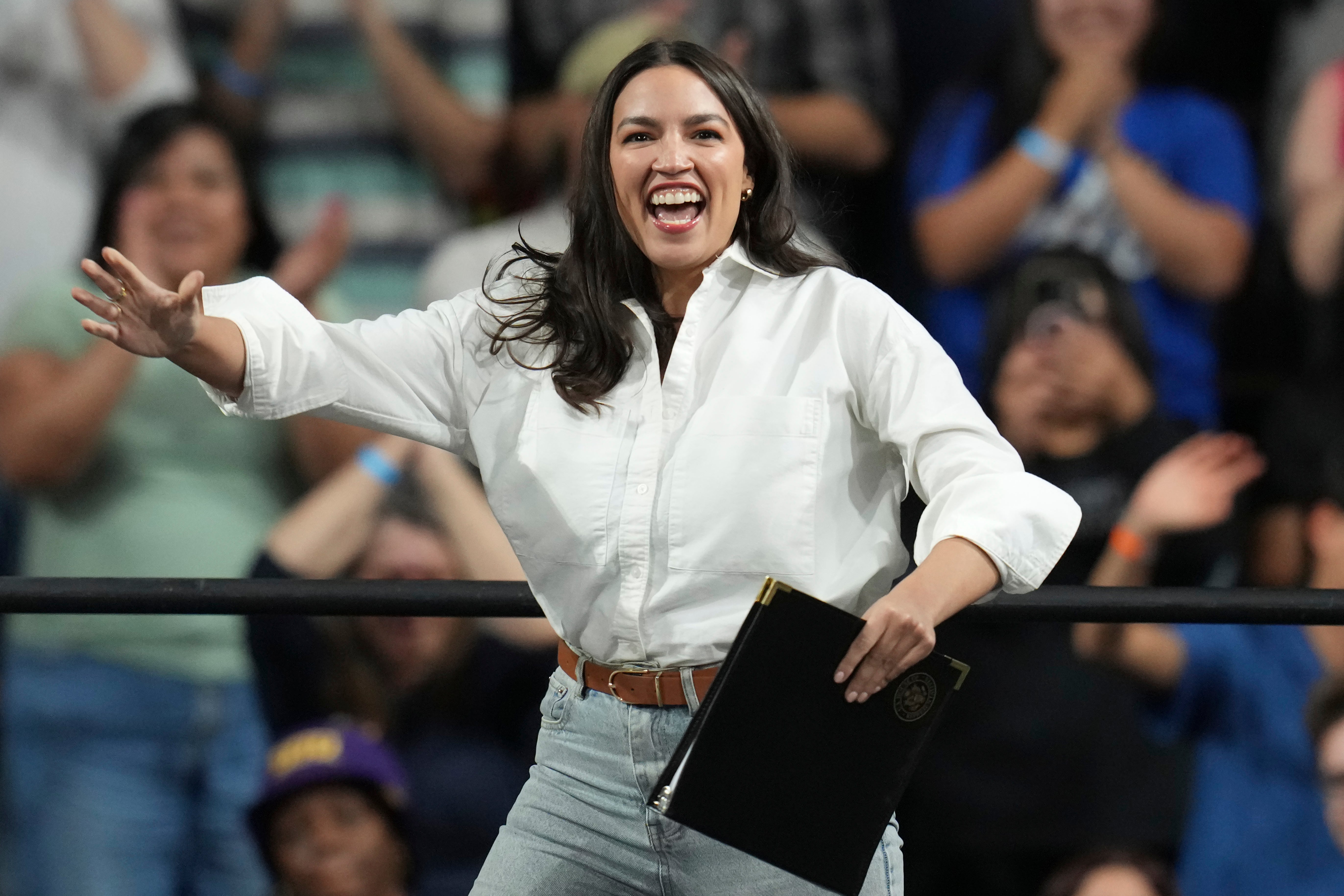 Revved-up njujorški veleposlanik Alexandria Ocasio-Cortez stiže u progovoru tijekom turneje 