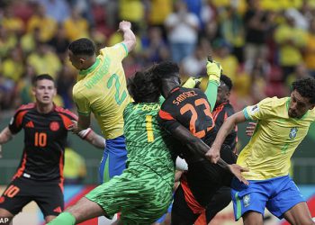 Alisson Becker prisilio se dok je bio na dužnosti u Brazilu nakon sukoba s bivšim suparnikom Premier lige – dok se Liverpool suoči s nervoznim čekanjem sa zvijezdom u daljnjim testovima