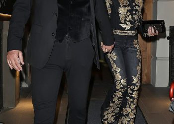 Amanda Holden započinje pozornost u zlatnoj jakni i odgovarajućim bljeskovima dok se ona slaže sa suprugom Chrisom Hughesom u romantičnoj večeri