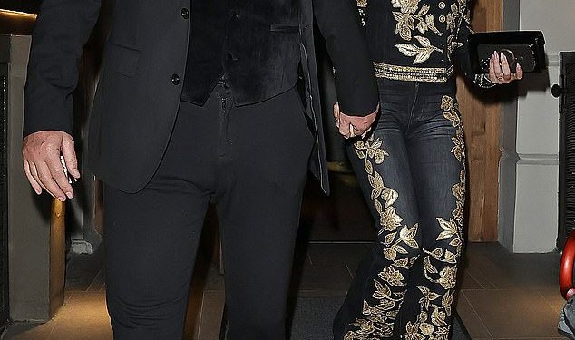 Amanda Holden započinje pozornost u zlatnoj jakni i odgovarajućim bljeskovima dok se ona slaže sa suprugom Chrisom Hughesom u romantičnoj večeri