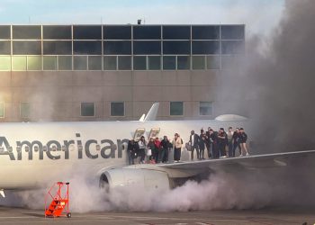 American Airlines avion Boeing 737-800 Uhvati vatru na aerodromu Denver, ozlijeđujući 12