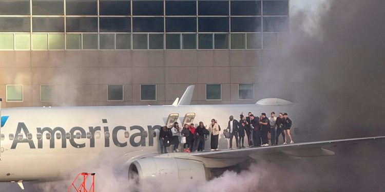 American Airlines avion Boeing 737-800 Uhvati vatru na aerodromu Denver, ozlijeđujući 12