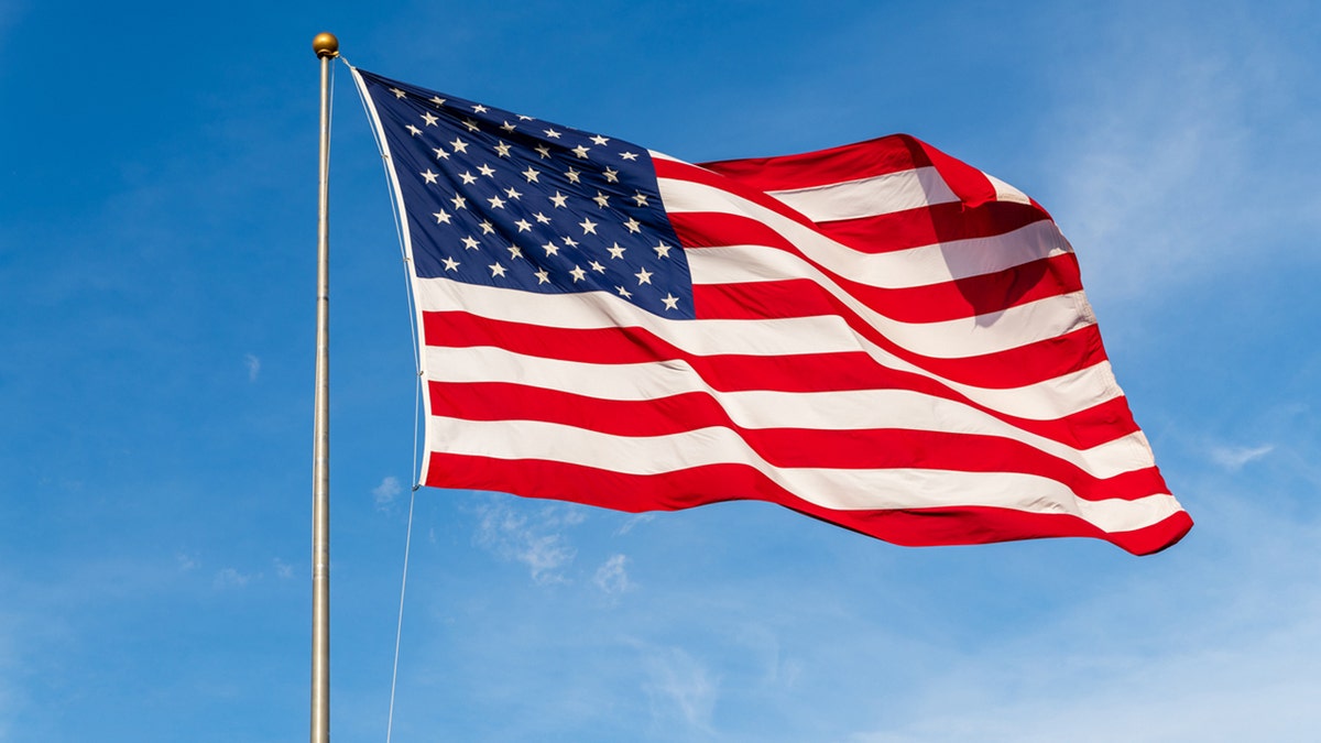 Američka zastava na stupu zastava