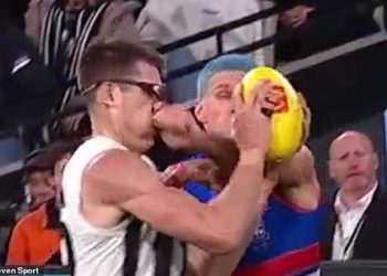 Američka AFL zvijezda Mason Cox izbaci u Australiji nakon što su ga obožavatelji Footyja zlostavljali kad su ga udarili u glavu