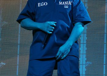 Američki reper Ice Cube nastupa u Sidney Myer Music Bowl u Melbourneu – nakon njegovog uskog bijega iz Cyclona Alfreda na Gold Coast