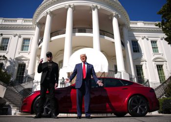 Američki senatori traže istragu: Trump i Musk reklamirali Teslu ispred Bijele kuće