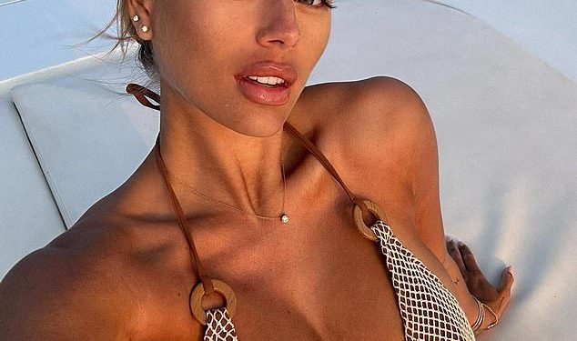 Arabella Chi pokazuje svoju bebu kvržicu i dovoljno cijepanja u kukičanom bikiniju u Dubaiju dok se bliži roku