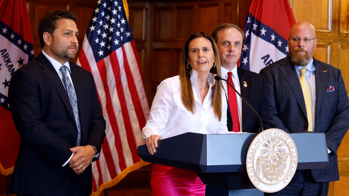 Vlada Arkansasa Sarah Huckabee Sanders stoji na postolju okruženom kolegama dok govori o poreznim računima u kapitolu države Arkansas u Little Rocku.