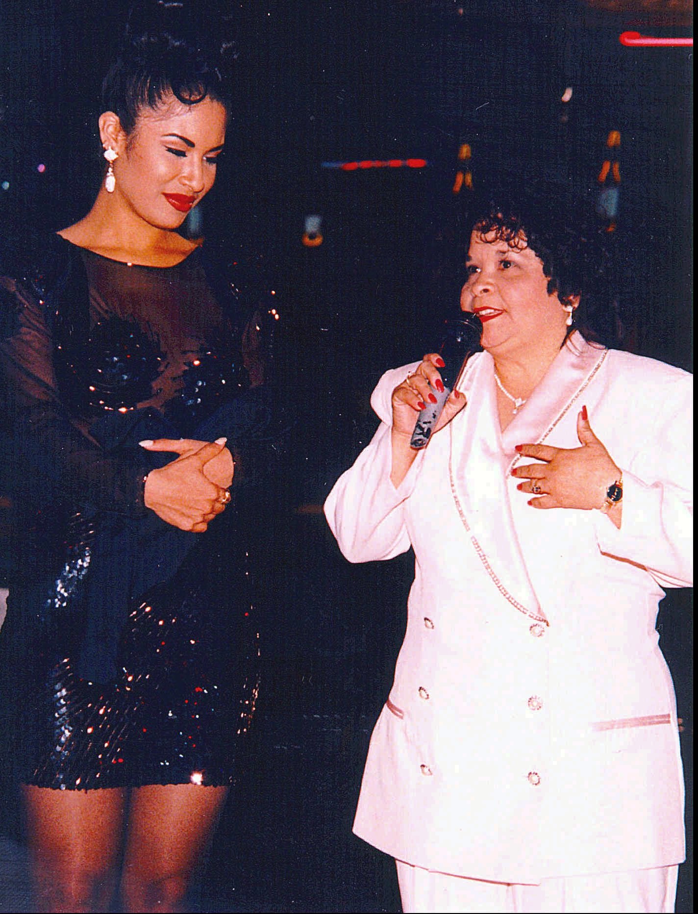 Zvijezda Tejano Selena, lijevo, gleda kako Yolanda Saldívar razgovara s publikom na zabavi za Music Awards Tejano Music Awards u San Antoniju u Teksasu. Saldívar je u petak, 31. ožujka 1995 upucao Selenu u smrt
