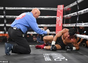 Aussie bokser Brock Jarvis trpi brutalni treći krug pobijedila poraz od strane američke zvijezde Keith Thurman – dok Jeff Fenech skače od barijera da bude obrub
