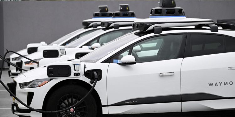 Auto Klub – Autonomna vozila gora od vozača: Robotaksiji tvrtke Waymo skupili su 589 kazni za parkiranje u godinu dana