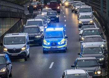 Auto Klub – Čak 15 policijskih auta i dva helikoptera 250 km hvatali Mercedes Autobahnom: Stao tek kad je ostao bez goriva