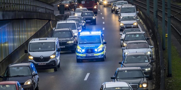 Auto Klub – Čak 15 policijskih auta i dva helikoptera 250 km hvatali Mercedes Autobahnom: Stao tek kad je ostao bez goriva