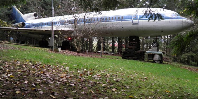 Auto Klub – Ispunio dječački san: Umirovljenik živi u ogromnom Boeingu 727 usred šume