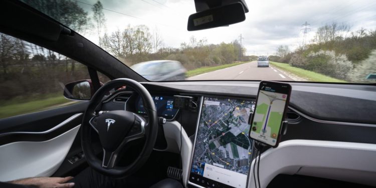 Auto Klub – Kako reagira Tesla Model Y u slučaju opasnosti? Eksperiment s lažnom cestom otkrio slabosti Autopilota