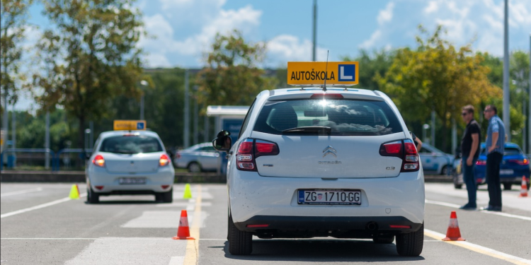 Auto Klub – Katastrofalna prolaznost: Mladi vozači su nesposobni voziti automobile