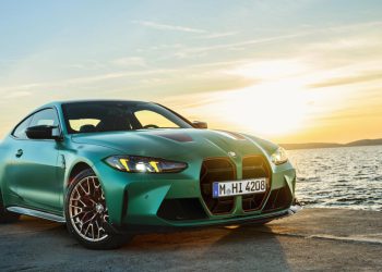 Auto Klub – Mladiću (20) odbili probnu vožnju BMW-a M4 CS pa svojim autom uletio u izlog salona: ‘Hoćete li mi sada dati ključeve?’