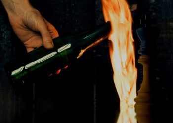 Auto Klub – Muškarac molotovljevim koktelima napao Tesline punjače pa slučajno zapalio sebe. Pobjegao je u plamenu