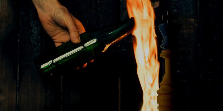 Auto Klub – Muškarac molotovljevim koktelima napao Tesline punjače pa slučajno zapalio sebe. Pobjegao je u plamenu