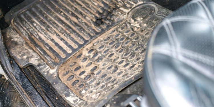 Auto Klub – Na probnoj vožnji rabljenog Forda primijetila čudnu buku: Kad je podigla tepih ispod nogu sledila se