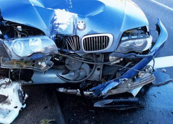 Auto Klub – Neoprezna pješakinja ludom srećom izbjegla stradavanje u sudaru dva auta: Sada može slaviti novi rođendan