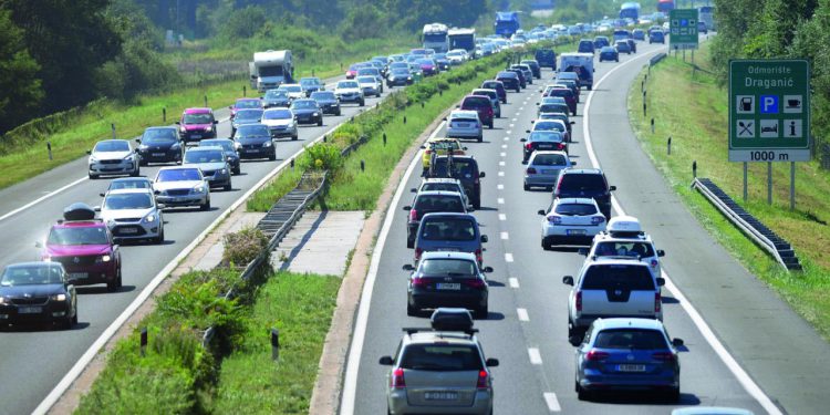 Auto Klub – Stigao je odgovor na vječno pitanje: Evo koja traka je brža u gužvi na autocesti