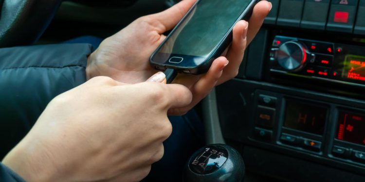 Auto Klub – Više štete nego koristi: Ako punite mobilni uređaj u automobilu pripazite na ove dvije zamke koje ga uništavaju