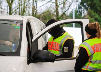 Auto Klub – Vozio Autobahnom jedva 30 km/h: Kad ga je policija zaustavila, ispao iz kombija pa napuhao 3,56 promila