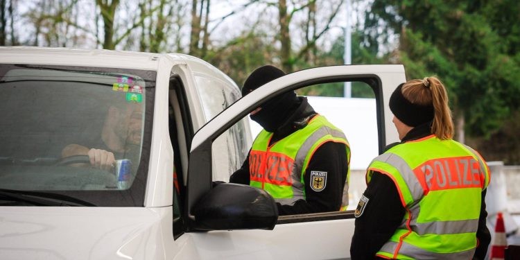 Auto Klub – Vozio Autobahnom jedva 30 km/h: Kad ga je policija zaustavila, ispao iz kombija pa napuhao 3,56 promila