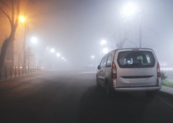 Auto Klub – Zašto ova gospođa u kombiju čeka partijanere ispred noćnog kluba? Ako su pijani još i bolje…