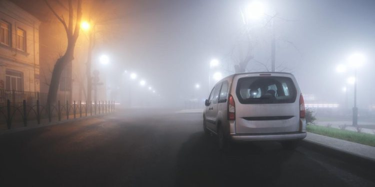 Auto Klub – Zašto ova gospođa u kombiju čeka partijanere ispred noćnog kluba? Ako su pijani još i bolje…