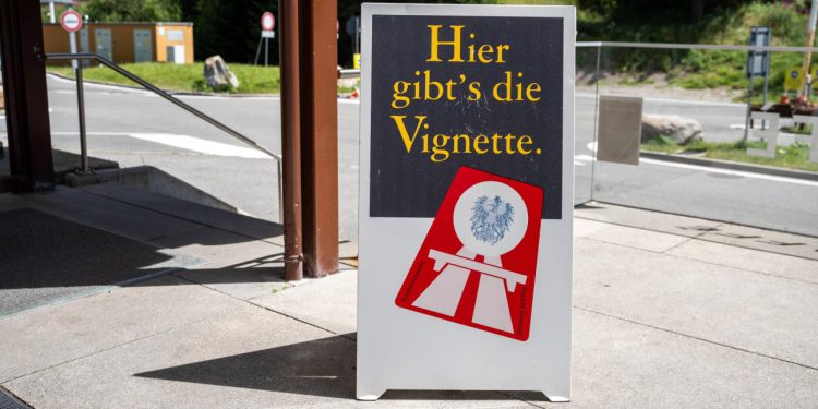 Auto Klub – Žena pokušala kupiti jeftiniju austrijsku vinjetu, pa joj s računa nestalo 48.000 eura