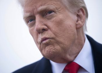 Ažuriranja Trump Live: Predsjednik obećava da neće prkositi sucima nakon što ga je glavni sudac Vrhovnog suda John Roberts