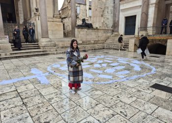 BIJELE POTKOŠULJE NA SPLITSKOM PERISTILU Poznata umjetnica danas prosvjeduje protiv klečavaca: “Želimo vratiti Peristil građanima”