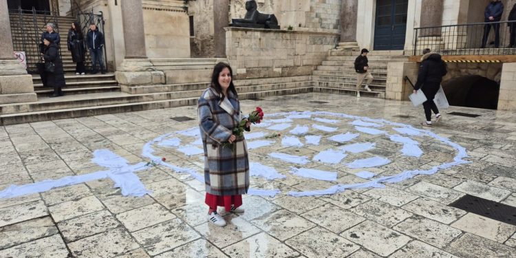 BIJELE POTKOŠULJE NA SPLITSKOM PERISTILU Poznata umjetnica danas prosvjeduje protiv klečavaca: “Želimo vratiti Peristil građanima”