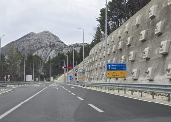 BURA STVARA PROBLEME Dio vozila ne može preko omiške obilaznice