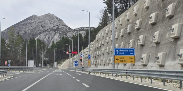 BURA STVARA PROBLEME Dio vozila ne može preko omiške obilaznice