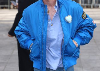 Barry Keoghan Dons Sabrina Carpenter nadahnuo je dodatnu opremu na Parizu Tjedan mode, mjesecima nakon podjele