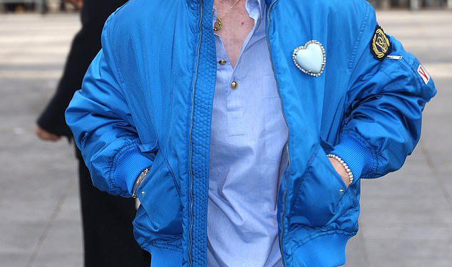 Barry Keoghan Dons Sabrina Carpenter nadahnuo je dodatnu opremu na Parizu Tjedan mode, mjesecima nakon podjele