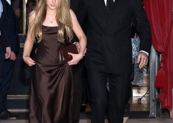 Beckhams su stigli! Harper, 13 godina, je mini-me majčin u satenskoj haljini dok se drži za ruke s ocem Davidom, dok Romeo i Cruz izlaze sa svojim djevojkama na Victoria’s Paris Fashion Show