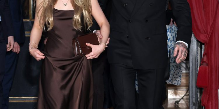 Beckhams su stigli! Harper, 13 godina, je mini-me majčin u satenskoj haljini dok se drži za ruke s ocem Davidom, dok Romeo i Cruz izlaze sa svojim djevojkama na Victoria’s Paris Fashion Show