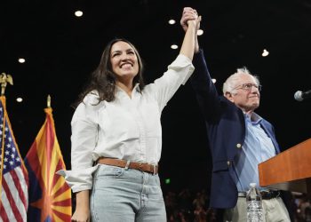 Bernie Sanders, AOC, ciljajte na Trumpa i mošusa, kao i demokrati, na zapadne skupove